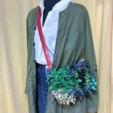 カラフルな花畑風デザインのクラッチバッグ（幅21cm 深さ14cm）