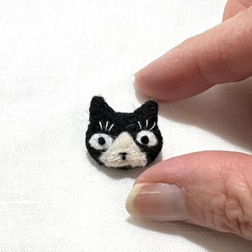 フェルトの猫ブローチ【極小2cm】白黒ハチワレ猫｜DoudouMimi　①