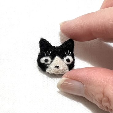 フェルトの猫ブローチ【極小2cm】白黒ハチワレ猫 ｜DoudouMimi　②