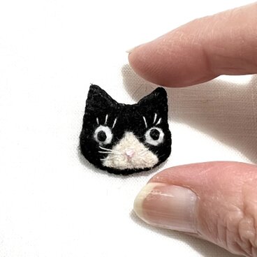 フェルトの猫ブローチ【極小2cm】 白黒ハチワレ猫 ｜DoudouMimi　⑥