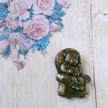 《J.J.》 pewter grandma bear sitting on the sofa ジェイジェイ ヴィンテージブローチ