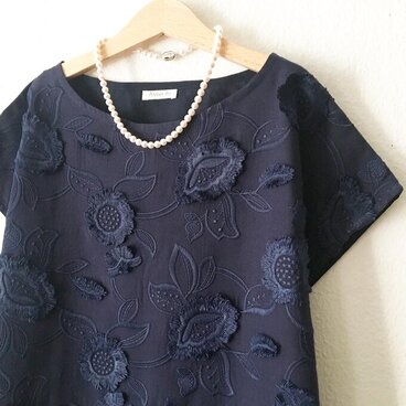 ♡母の日にぴったり♡ フランス製立体お刺繍ブラウス（大きいお花・ネイビー）