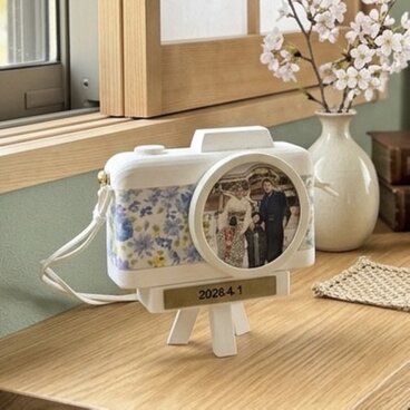 【母の日ギフト】木と布の温もり。孫の笑顔を贈る 木製カメラ型フォトフレーム　写真立て 花柄