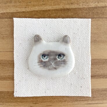 猫のお顔の陶器ブローチ〜おすましシャム猫〜【一点もの】