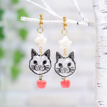 りんごと白ねこのアクセサリー