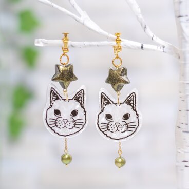シックなねこのアクセサリー