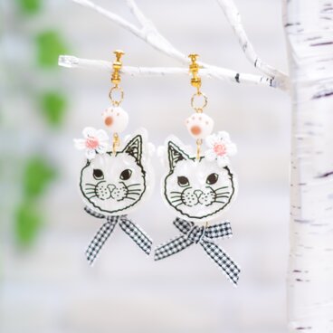 キュートなリボンと白ねこのアクセサリー