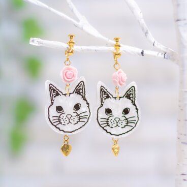 薔薇と白ねこのアクセサリー