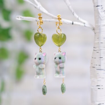 ふわもこ緑色のねこのアクセサリー