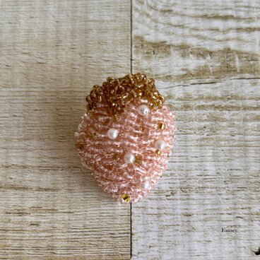 大人かわいい手刺繍ぷっくりいちごのキラキラブローチ(ピンク×ゴールド) ビーズ刺繍　苺　strawberry