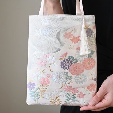 【花々・色紙・波模様 　シルバー・薄ピンク　シルク帯リメイク ミニサブバック フォーマルバック】結婚式、パーティー、和装にも。