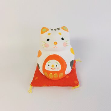 張り子　だるま抱きねこ(く)　座布団付き