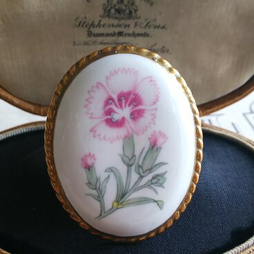 英国ヴィンテージ　淡いピンク色のナデシコのお花の磁器製ブローチ