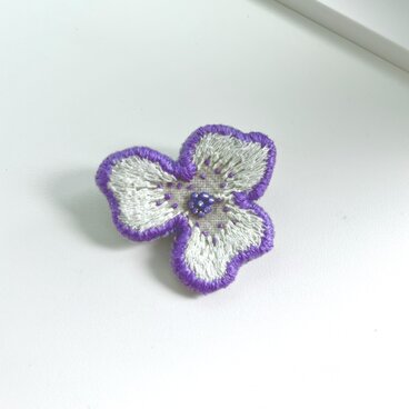 ひらひら　お花のブローチ