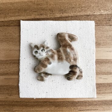 テクテクかぎしっぽ猫の陶ブローチ〜きじ猫〜【一点もの】