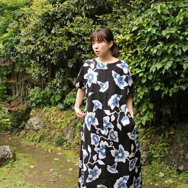 浴衣リメイク 黒地に花咲くドルマンスリーブワンピース