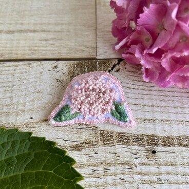大人かわいい手刺繍あじさいブローチ　ビーズ　パールビーズ　紫陽花　hydrangea