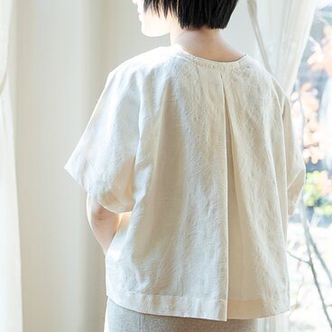 Organiccottonジャガード織葉模様  後ろタックのブラウス