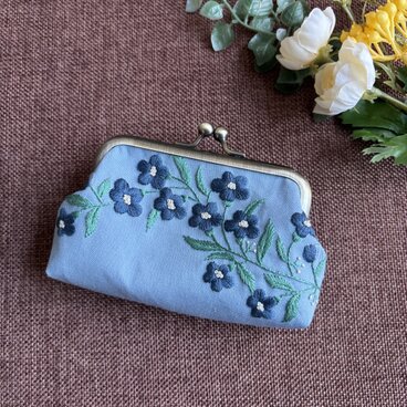 青い小花＊花刺繍がま口ポーチ