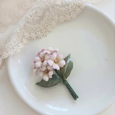 染め布花＊くすみピンク・カスミソウの可愛いコサージュ
