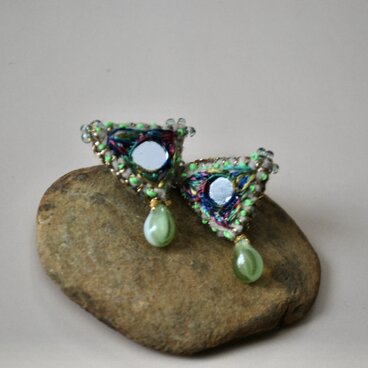 三角ミラー刺繍ピアス　しずくビーズ　green