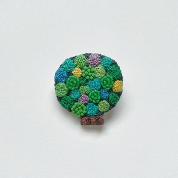 【受注制作】刺繍ブローチ「カラフルドットツリー」