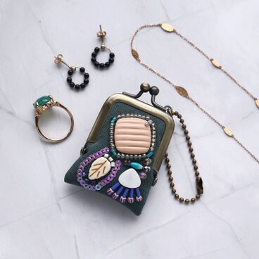 小さなビーズ刺繍のがま口 No.102｜ダークグリーン×ガーゼ｜ネックレス・バッグチャームにも｜アクセサリーケース