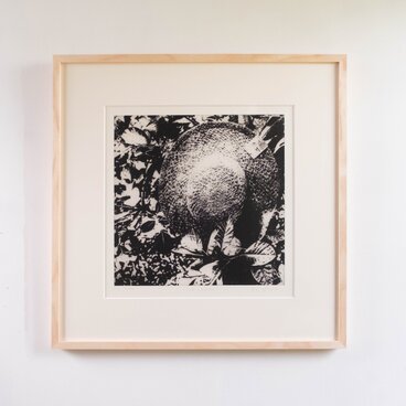 版画 "sunhat in garden"（額装）