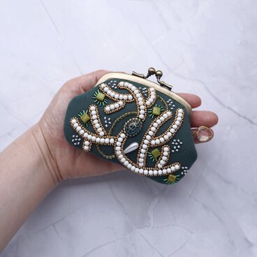 仕切り付き｜小さなビーズ刺繍のがま口｜青緑×ガーゼ｜小銭入れにも｜アクセサリーケース