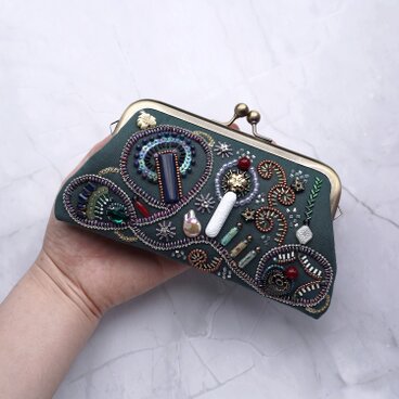 ビーズ刺繍のがま口 No.10｜青緑｜ガーゼ素材｜マチなしポーチ｜カード収納可｜手刺繍｜一点もの｜ギフトに