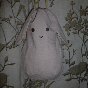 ピンクのタレ耳ウサギの巾着
