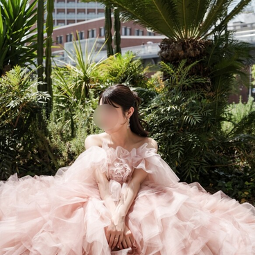 実例写真！カラードレス 薄桃色 オフショルダー ボリュームドレス グラデーション ロングトレーン 華やか 花嫁