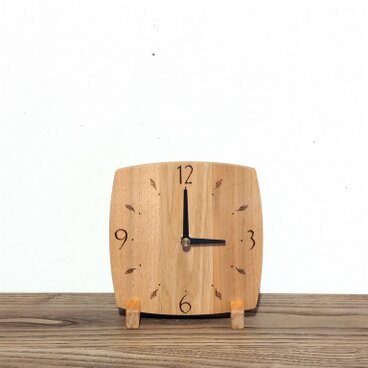 掛け･置き兼用 時計 15×15cm 【 現品･ギフト対応 】  ～クルミ・数字と葉っぱ～
