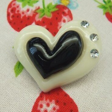 ホワイト×ブラックの二色のハートブローチ