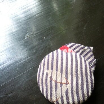 縮緬　居眠りねこブローチ　－キジとらー