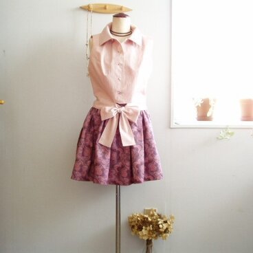 sold ウエスト結びの袖なしブラウス＆タックギャザーミニ