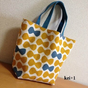 リボンだらけの帆布トートバッグ