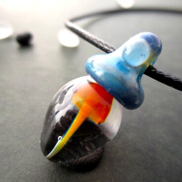 ミニキノコのガラスペンダントトップ