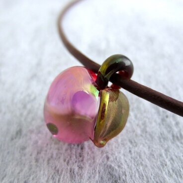 ピンクゴールド☆リンゴのミニガラスペンダントトップ*apple*