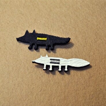 しろきつね　くろおおかみ