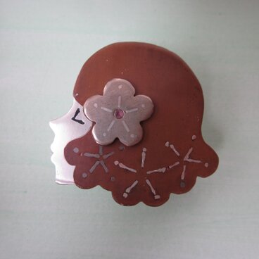 象嵌金具「二月の乙女｣