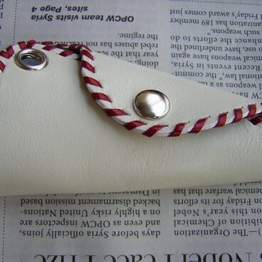 レザーキーケースホワイト（レッドレース）