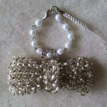 リボンモチーフのストラップ