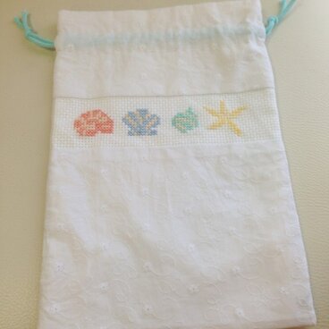 レース生地がかわいいシェル柄の巾着