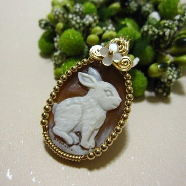 おすわりうさぎのカメオ・ペンダントトップ