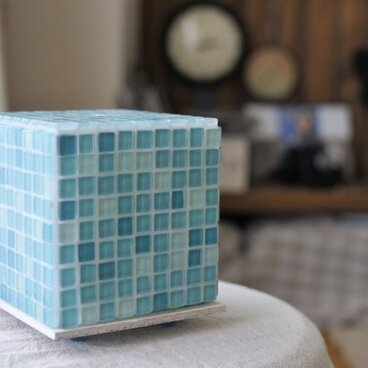 モザイクタイルのランプ　静かな海の色(青緑色-薄緑色-水色)