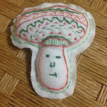 キノコ氏 ブローチ