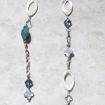 花形金具とシェルパーツのネックレス