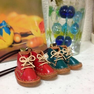 革のミニチュアブーツ