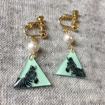 シマウマさんかくイヤリング